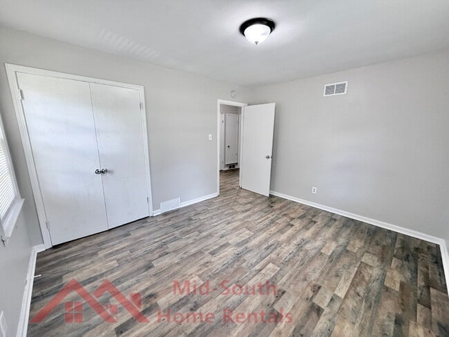 Building Photo - 3040 S Edgeware Rd