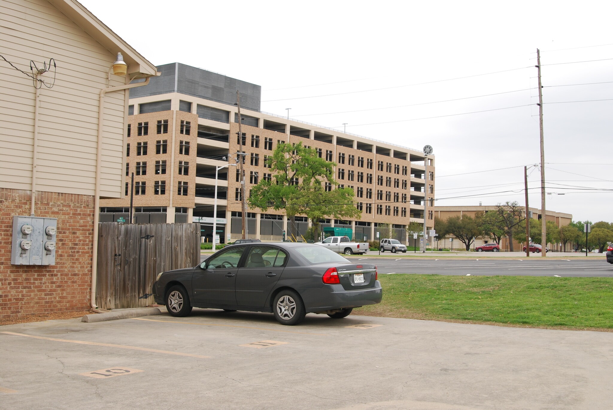 Building Photo - 724 S Welch St