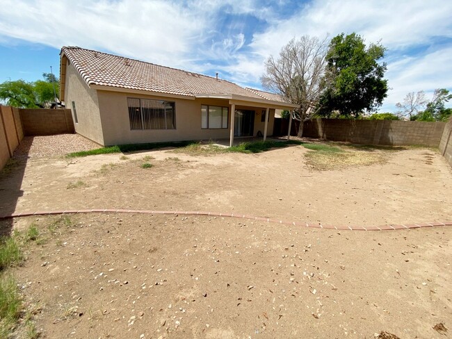 Building Photo - Corner Lot Property 3 bedroom 2 Bath