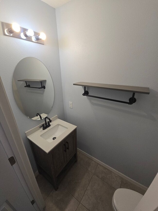 Building Photo - Gorgeous 4-Bedroom, 2.5-Bathroom Home in R...