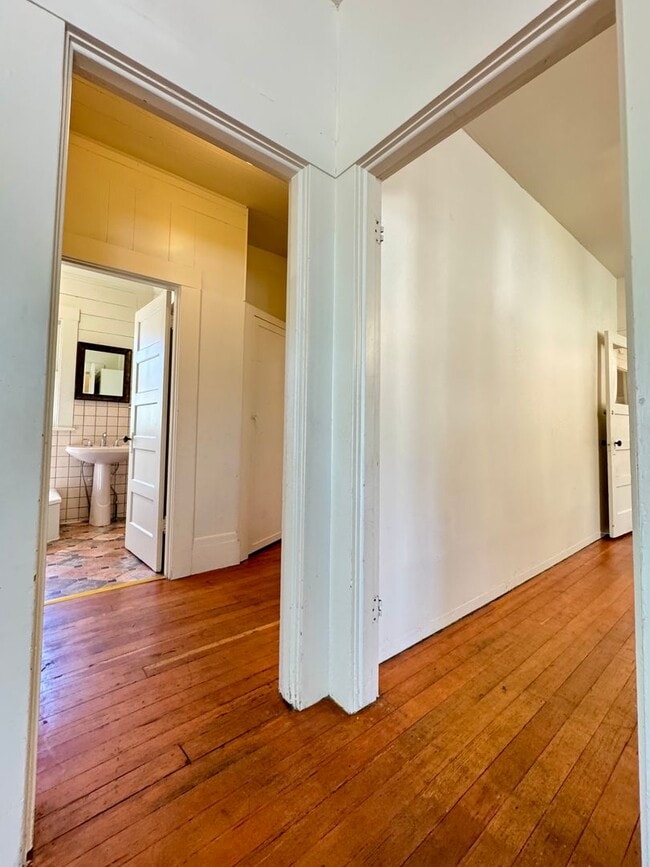 Building Photo - 2 Story home close to downtown