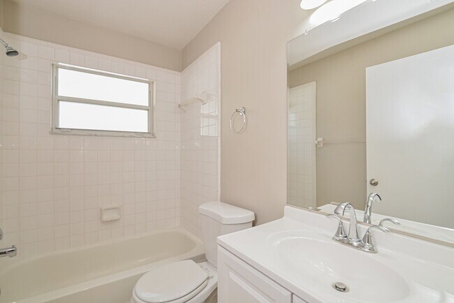 Building Photo - 832 Shell Ln