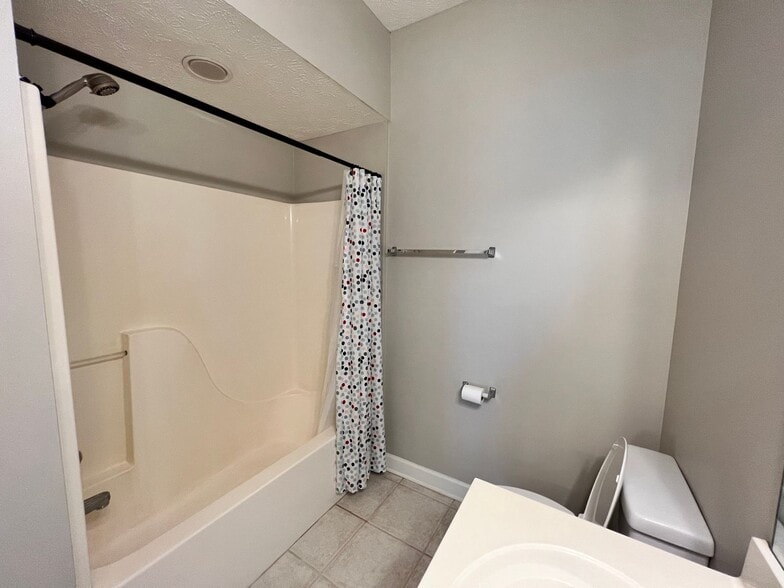 Building Photo - 2209 Clairmont Cir