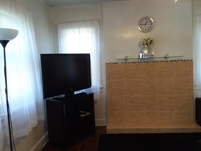 Living Room - 616 W 40th Pl