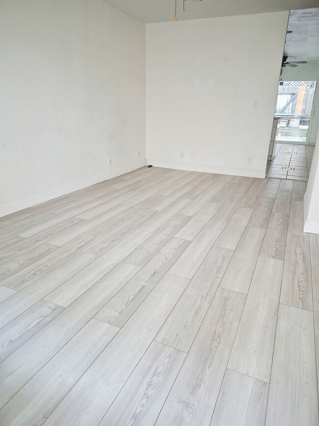 Building Photo - 857 N Vineyard Ave