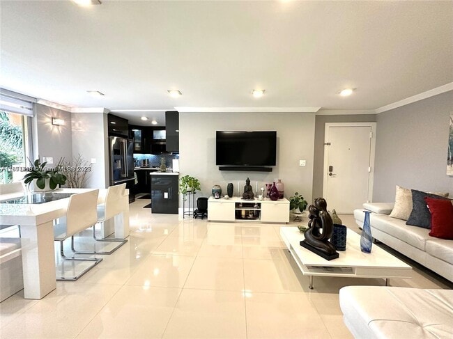 Building Photo - 9350 Fontainebleau Blvd