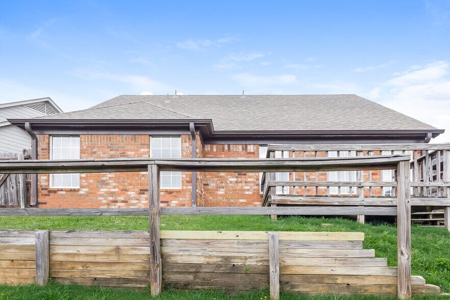 Building Photo - 10115 Cross Valley Dr