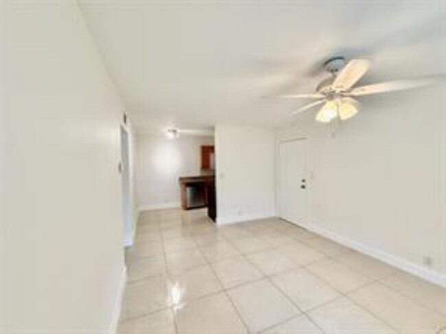 Building Photo - 601 NE 29th Dr