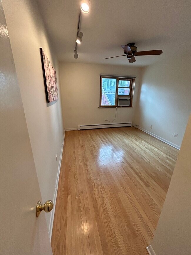 Building Photo - 401 W Webster Ave