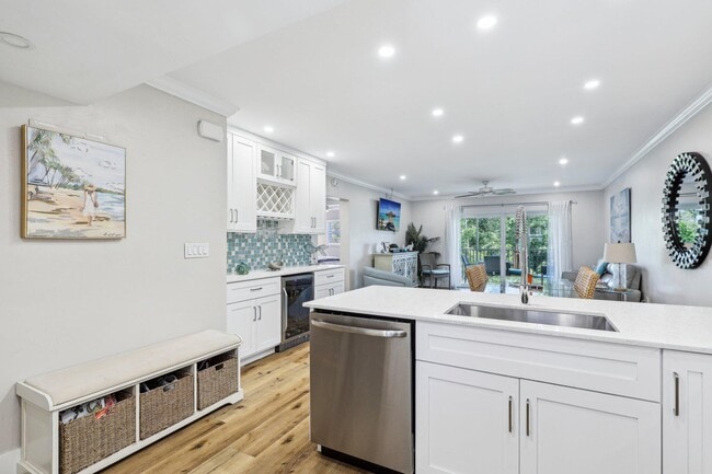 Building Photo - 200 E Royal Palm Rd