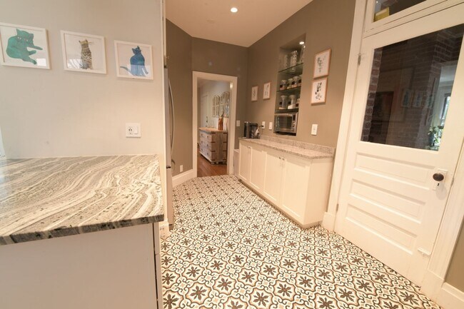 Building Photo - Charming 2BR + home office Condo in the he...