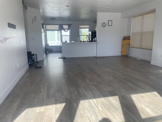 Building Photo - 3855 Gartmore Ln