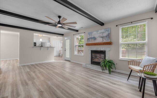 Building Photo - READY NOW!! 4-Bedroom Home w/Attached Garage! Pet Friendly - Fenced Backyard - MUST SEE!