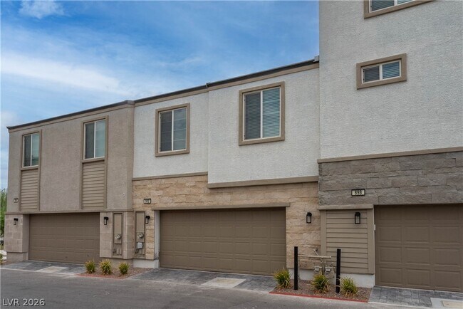Building Photo - 902 Bronzite St