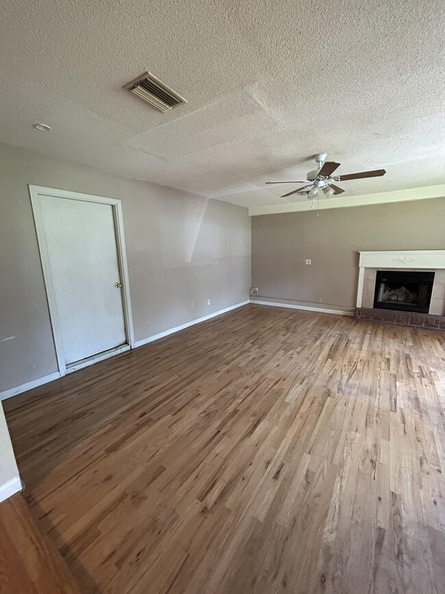 Building Photo - 811 Bahama Dr
