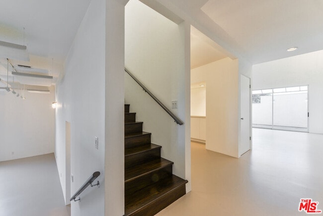 Building Photo - 558 Rose Ave