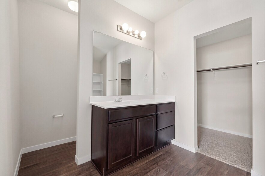 Building Photo - 402 Pentire Way