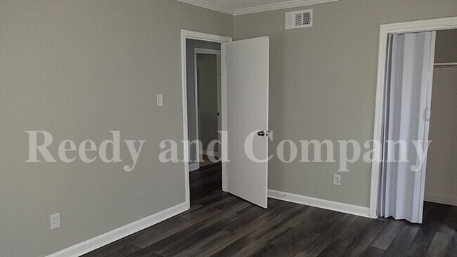 Building Photo - 893 Linwood Rd