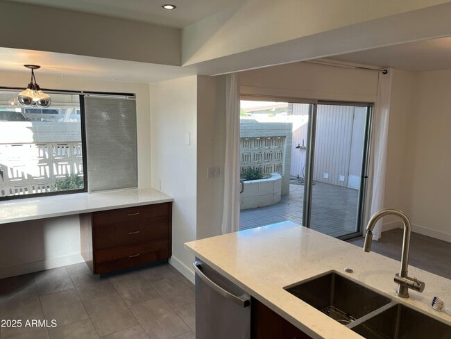 Building Photo - 3713 E Glenrosa Ave