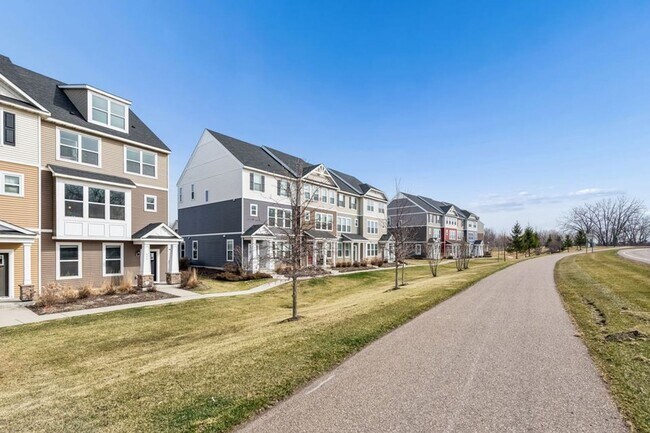 Building Photo - Spacious 3bed 3bath Townhome in Chaska!