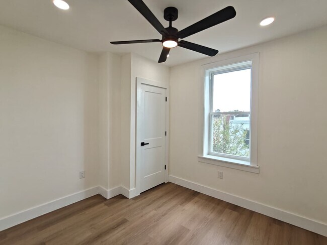 Building Photo - 1716 N Edgewood-
