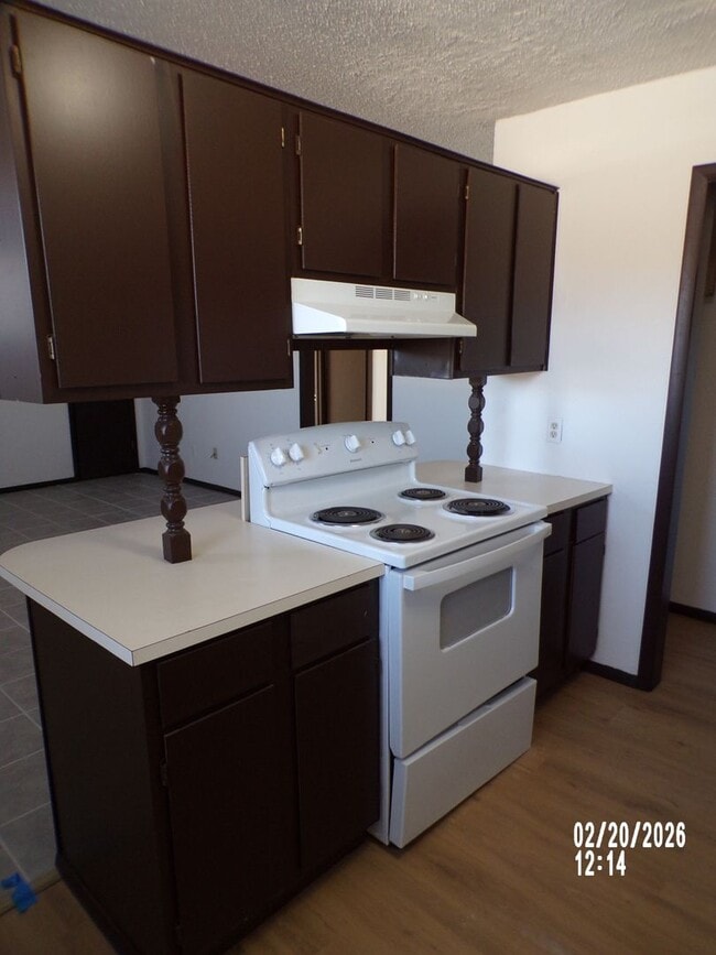 Building Photo - 2 STORY TOWNHOUSE , CLOSE TO SHOPPING AND RESTAURANTS