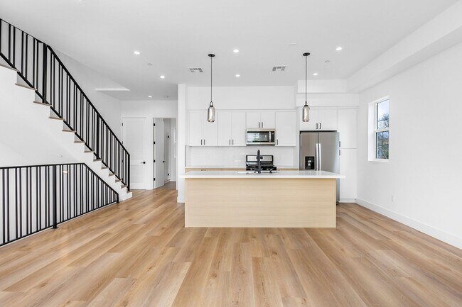 Building Photo - 603 N Harvard Blvd