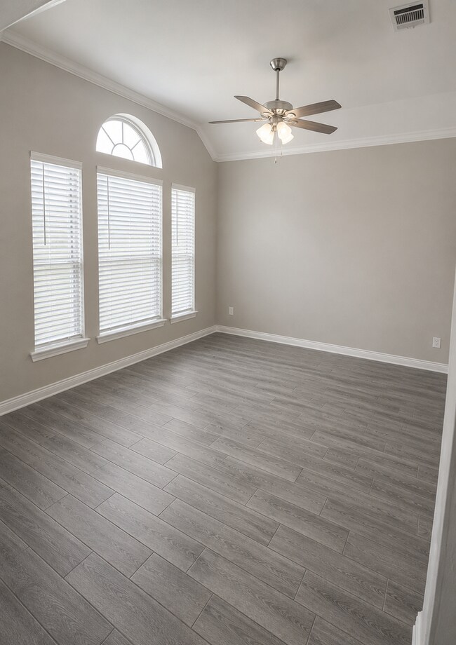 Building Photo - 14143 Medina Dr