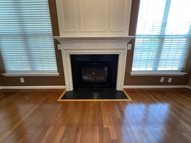 Building Photo - Half Off First Month's rent if you move in by July 31st, Spacious & Elegant 4 BR / 2.5 BA High Po...