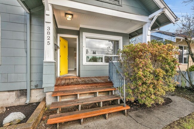 Building Photo - Welcome Home! Charming 3 bedroom Craftsman