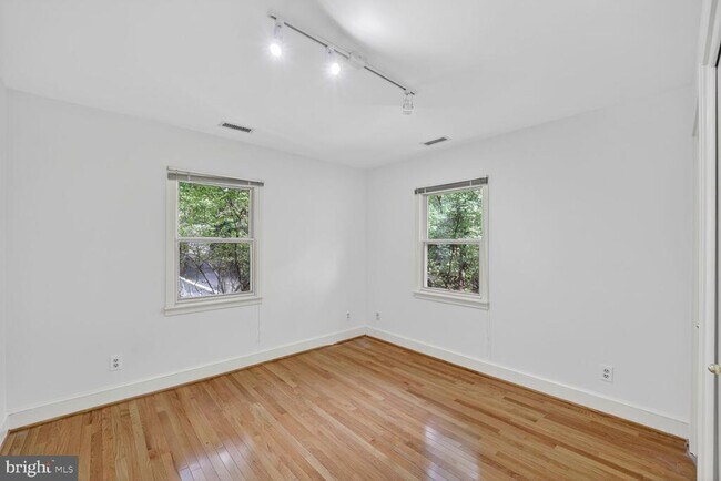 Building Photo - 4532 Broad Branch Rd NW