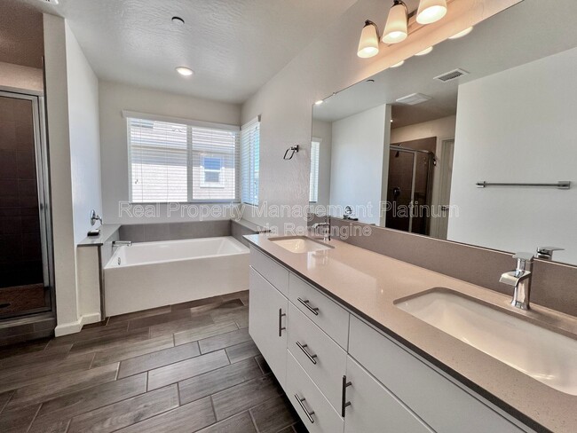 Building Photo - 2038 N Perry Ln