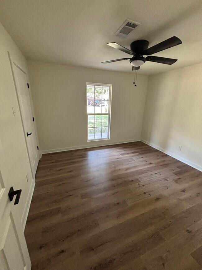 Building Photo - 512 Lakeside Dr