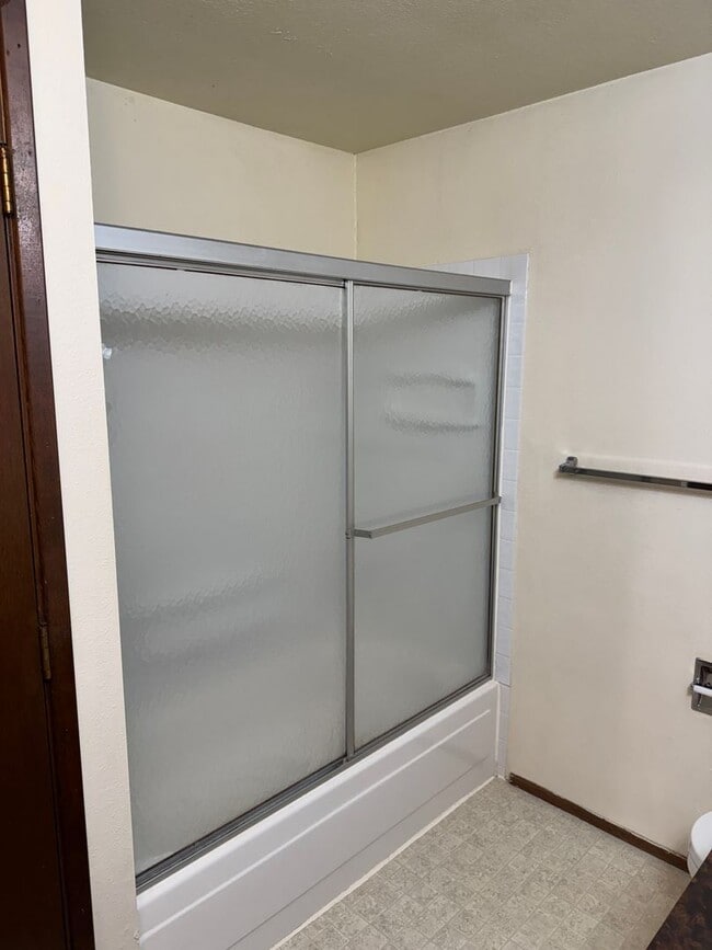 Building Photo - Updated 2 bedroom 1 1/2 bath duplex in Springfield!