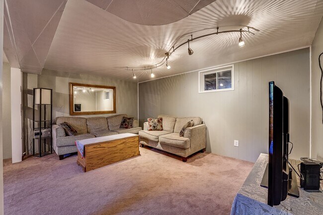 Building Photo - 4 bed, 2 bath Ranch Home near City Park W/ Finished Bsmt & Fenced Yard!