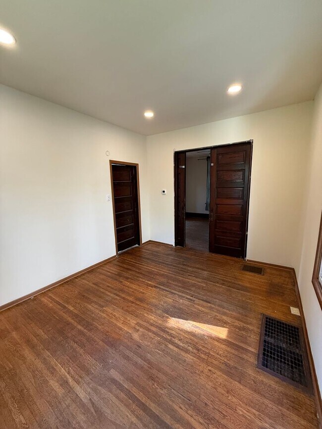 Building Photo - 3 bedroom 1 bath single family home with yard.