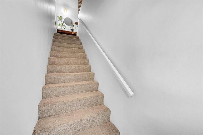 Building Photo - 117 Gardens Dr