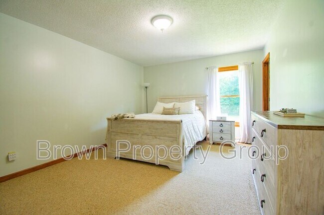 Building Photo - 20 N Hillside Dr