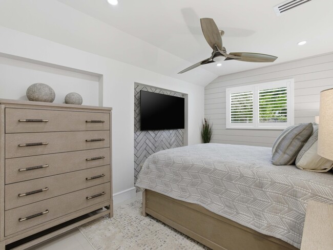 Building Photo - 2210 NE 3rd Ave