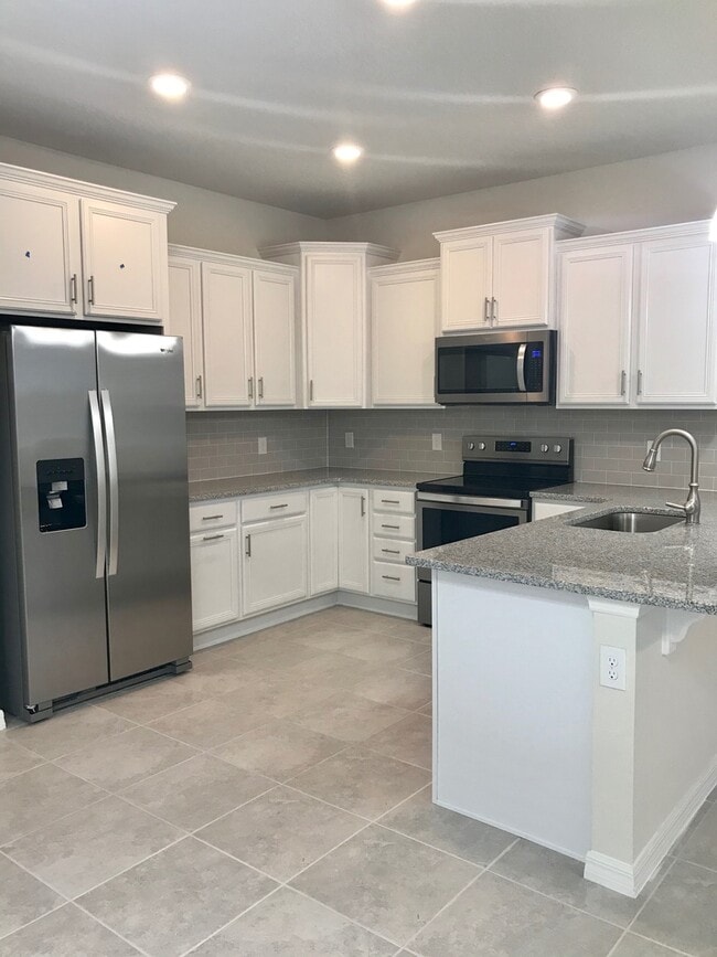 Building Photo - Energy Efficient 3/3 Townhome w/ 2 Car Gar...