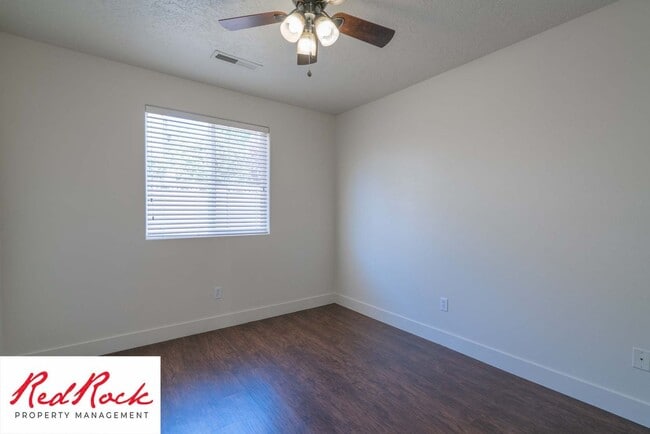 Building Photo - Spacious 3-Bed, 2-Bath Ivins Townhome – Do...