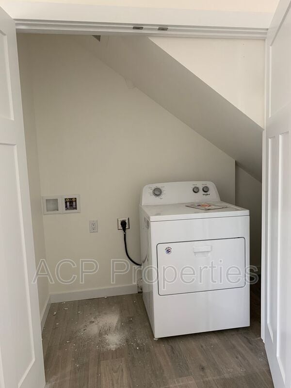 Building Photo - 2285 Brome St