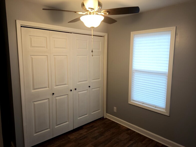 Building Photo - 303 Fleetwood Dr