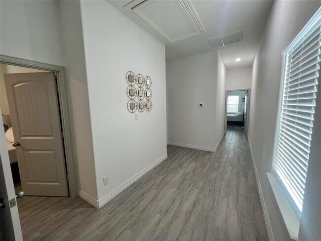 Building Photo - 3407 Sakowitz St