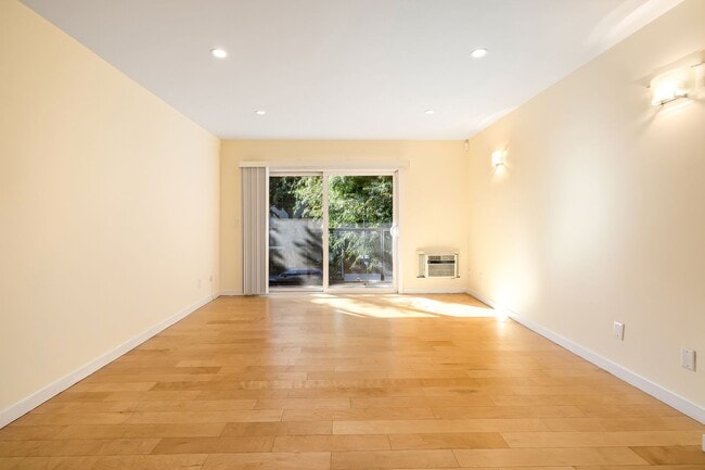 Building Photo - Fully remodeled 2BR/2BA condo in prime Wes...