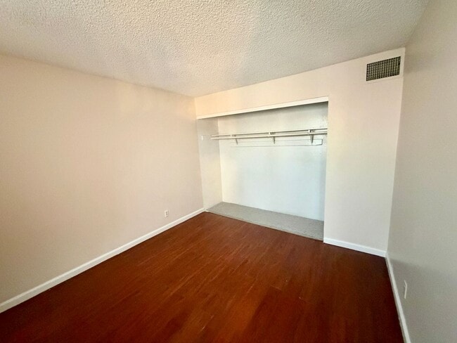 Building Photo - Cute Townhome