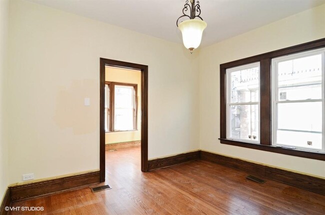 Building Photo - 3 bedroom in Chicago IL 60630