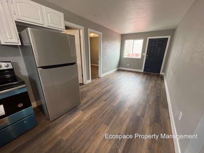 Building Photo - Backside Duplex in Park Hill Available! **...