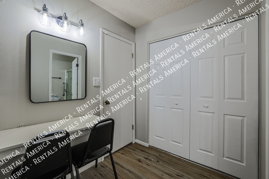 Building Photo - 5005 S Willow Dr