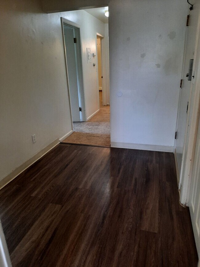 Building Photo - Big private balcony | walking distance to downtown | Mountain views | Abundant natural light